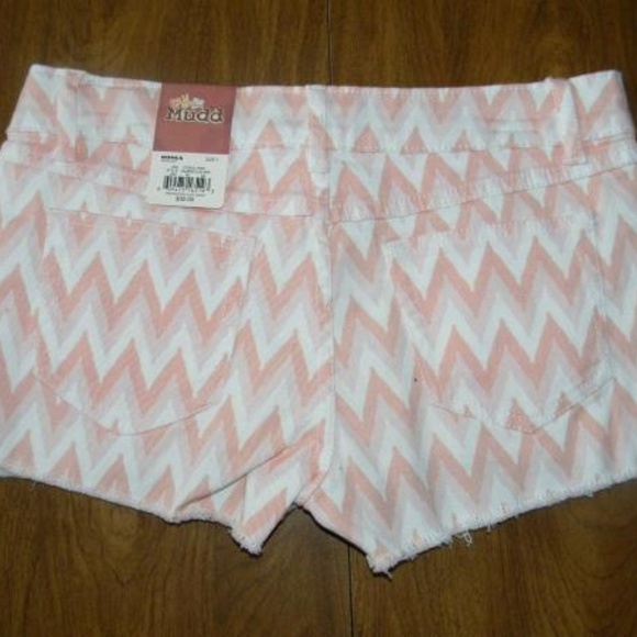 Mudd Size 15 Coral Pink White Zig Zag Shorts NWT - Picture 2 of 2